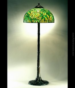 Standard di piano. Design di bambù, forma a cupola Standard di piano. Design di bambù, forma a cupola