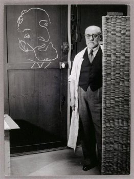 Henri Matisse in piedi contro uno schermo e disegno con il gesso Henri Matisse in piedi contro uno schermo e disegno con il gesso