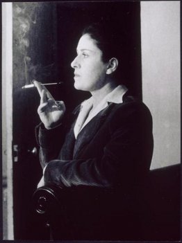 Dora Maar avec un fumi-sigaretta, dans salone figlio, rue de Sav Dora Maar avec un fumi-sigaretta, dans salone figlio, rue de Sav