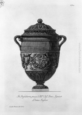 Vaso antico in marmo decorato con bucrani e ghirlande Vaso antico in marmo decorato con bucrani e ghirlande