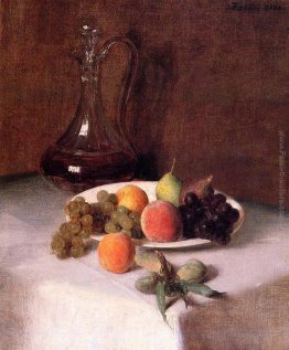 Una caraffa di vino e Zolla di frutta su una tovaglia bianca Una caraffa di vino e Zolla di frutta su una tovaglia bianca