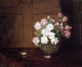 Rose in una ciotola d'argento su un tavolo di mogano Rose in una ciotola d'argento su un tavolo di mogano