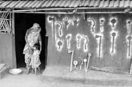 Una madre e bambino fuori una casa rurale, South Gujarat Una madre e bambino fuori una casa rurale, South Gujarat