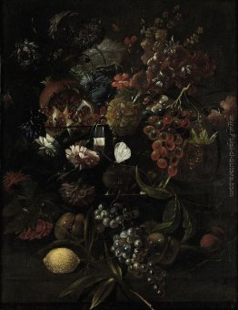 Vari fiori in un vaso di vetro con uve blu, pesche e limone, il Vari fiori in un vaso di vetro con uve blu, pesche e limone, il