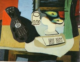 Chitarra, bicchiere e fruttiera con frutta Chitarra, bicchiere e fruttiera con frutta