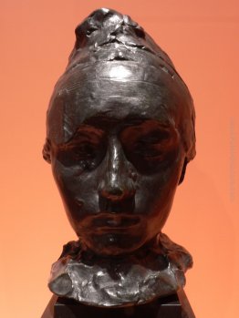 Ritratto di Camille Claudel, con un cofano Ritratto di Camille Claudel, con un cofano