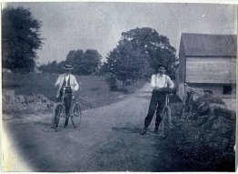 Benjamin Eakins e Samuel Murray con le biciclette Benjamin Eakins e Samuel Murray con le biciclette