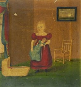 Girl Holding Doll in un interno Girl Holding Doll in un interno