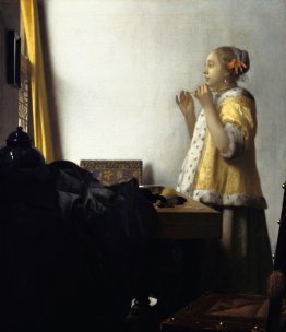 Giovane donna con una collana di perle Giovane donna con una collana di perle
