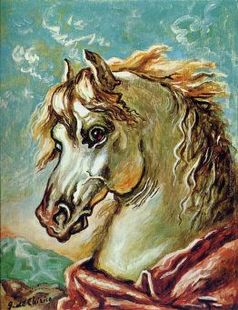 Testa bianca del cavallo con la criniera al vento