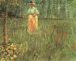 Una donna che cammina in giardino