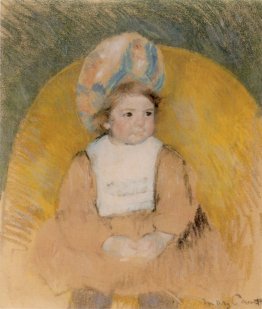 Giovane ragazza seduta in una poltrona gialla
