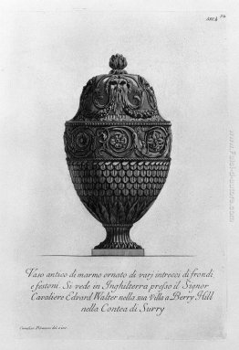 Vaso antico in marmo decorato con festoni e vari appezzamenti di