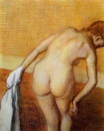 Donna che ha una vasca da bagno