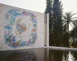 Il mosaico "Il profeta Elia" nel giardino del Museo Marc Chagall