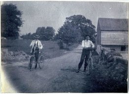 Benjamin Eakins e Samuel Murray con le biciclette