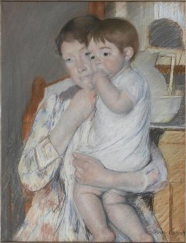 Donna e bambino di fronte a uno scaffale che sono posti una broc