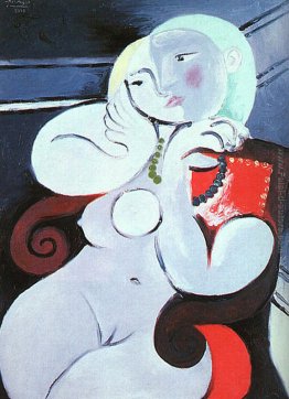 Femmina nudo seduto in poltrona rossa