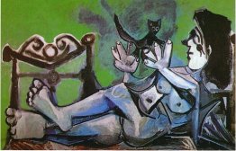 Sdraiato nudo femminile con il gatto Sdraiato nudo femminile con il gatto