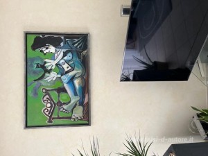 Sdraiato nudo femminile con il gatto